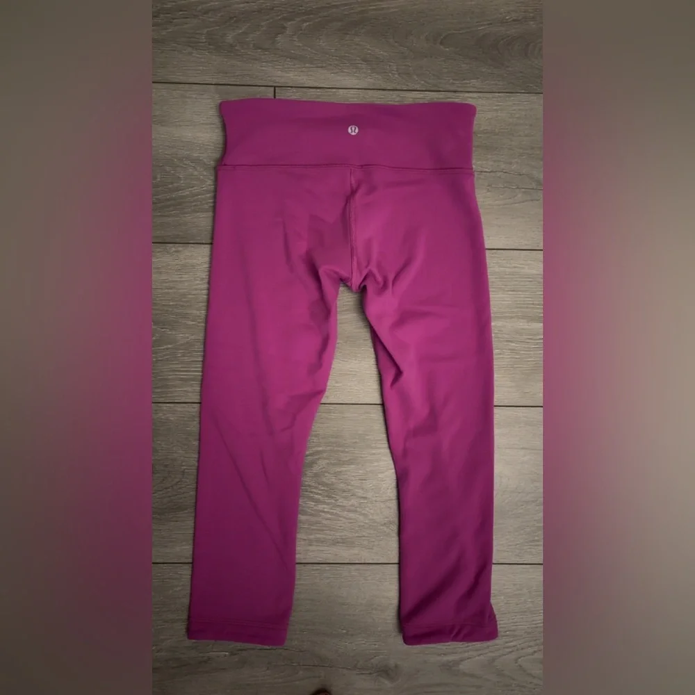 Lululemon Size 6 Cropped Leggings Purple Magenta Athletic - Picture 2 of 10